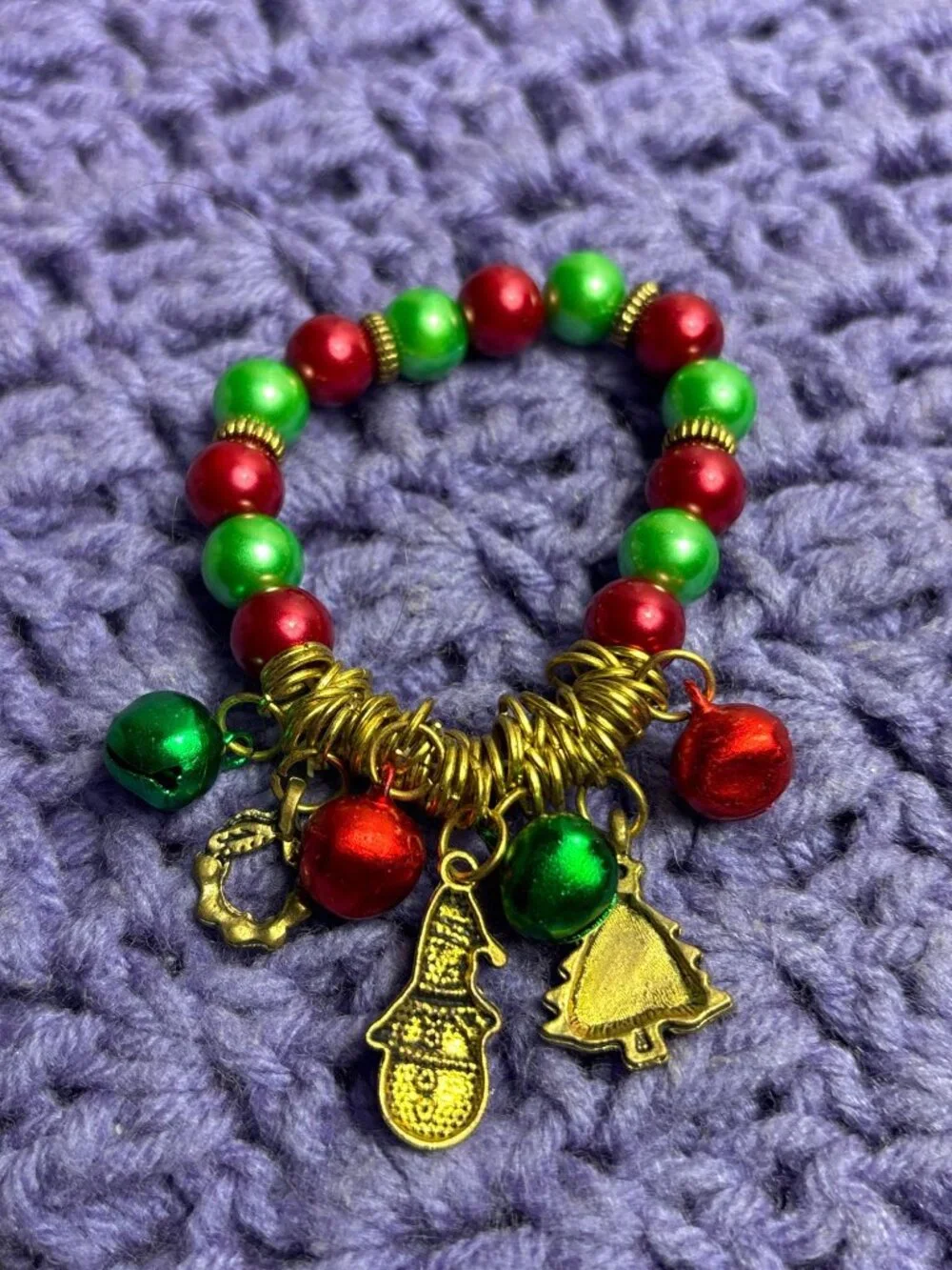 Vtg Jingle Bells Christmas Holiday Charm Bracelet Red Green Goldtone Beaded Tree